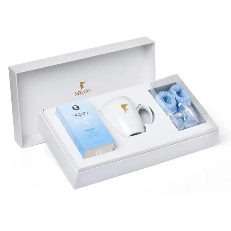 Geschenkkarton mit Tee, Tasse und Babysöckchen