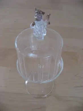 Glashaube auf Fuss mit Engel Angelo