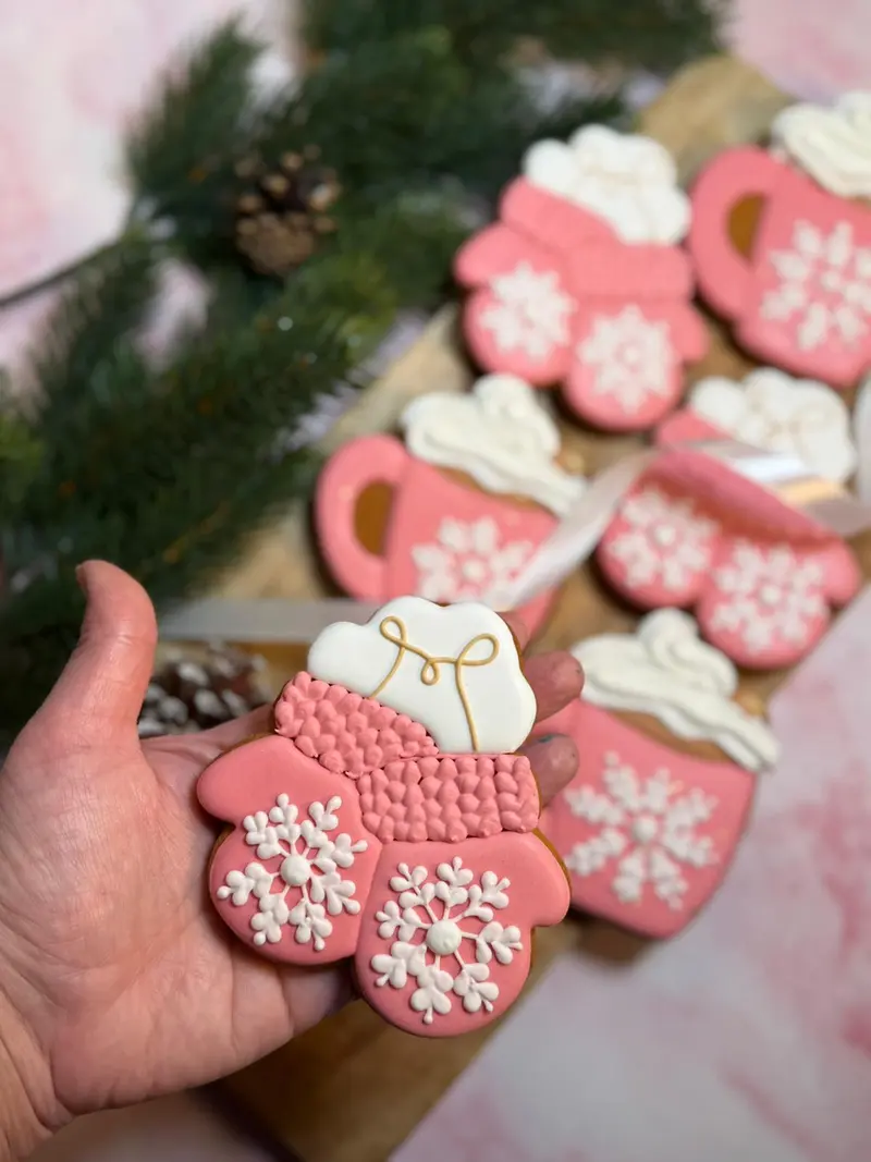 Handgefertigte Weihnachtskekse (Handschuhe und Tasse)