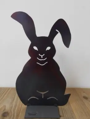 Hase Eisen sitzend