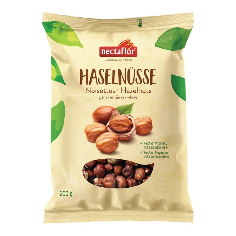 Haselnüsse ganz
