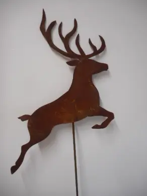 Hirsch rost springend auf Stab H 120cm