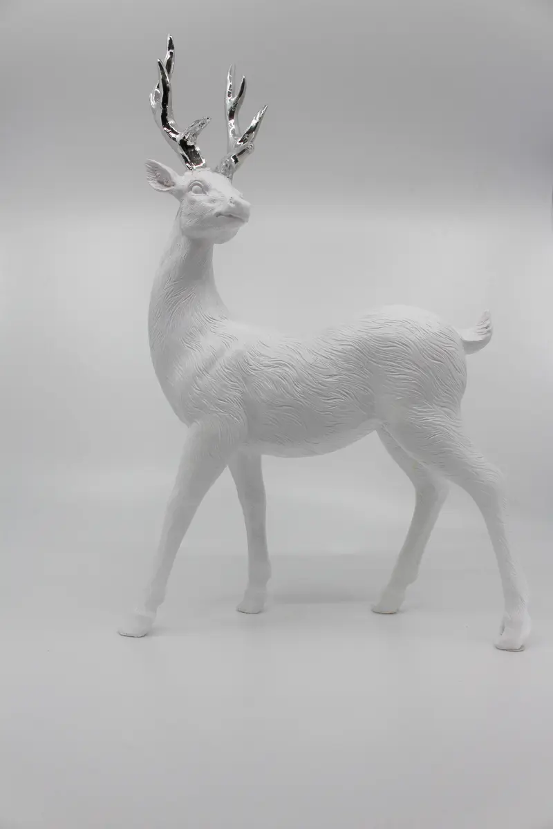 Hirsch stehend weiss gross