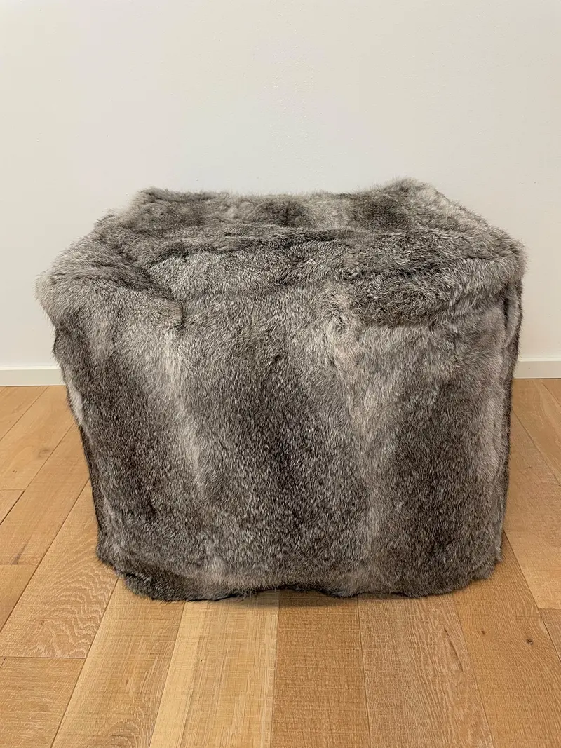 Hocker Hasenfell grau H40cm L50cm B50cm