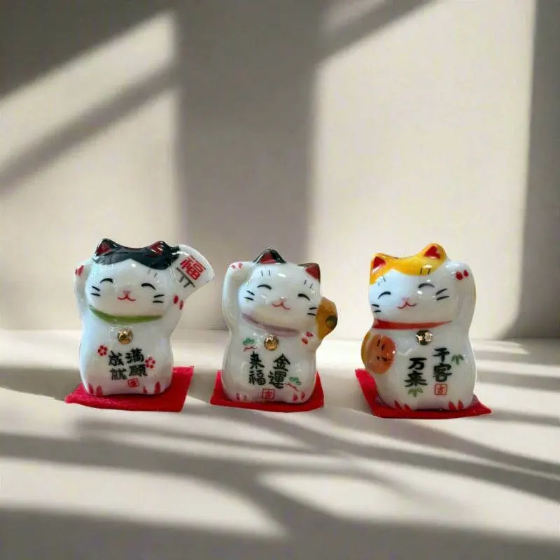 Mini Chats Porte-Bonheur Maneki Neko en Céramique – Lot de 3 pièces