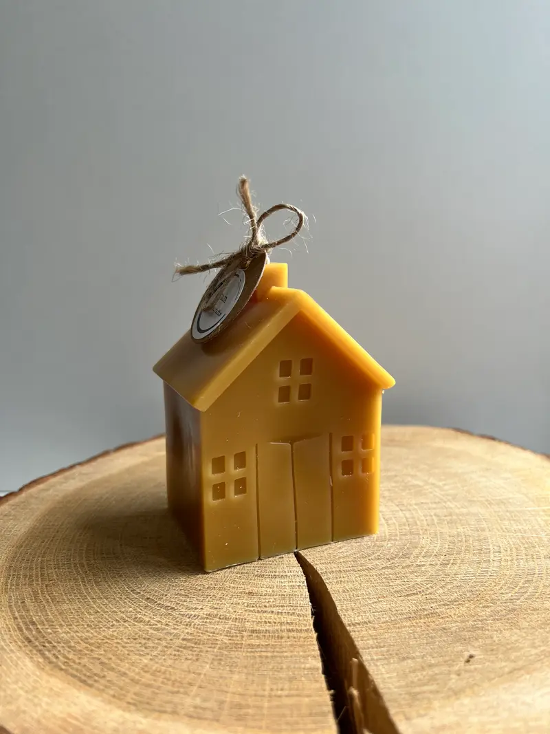 Paja Handcrafts Haus Kerze klein Ocker
