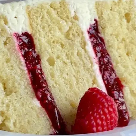 RASPBERRY ROSE – Vanillekuchen + Himbeerkompott + Rosen-Buttercreme 🌹