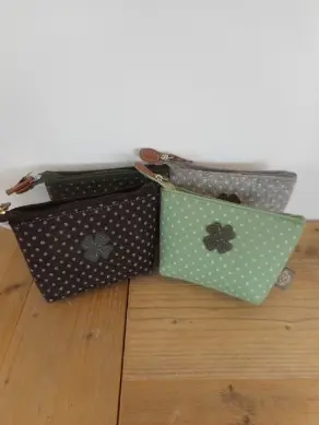 Schminktasche m. Kleeblatt div. Farben