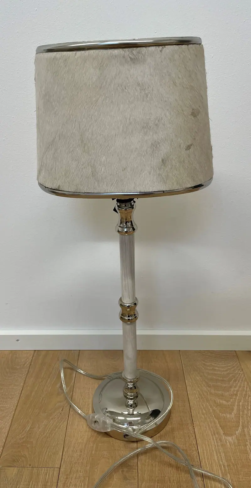 Tischlampe mit Schirm Fell
