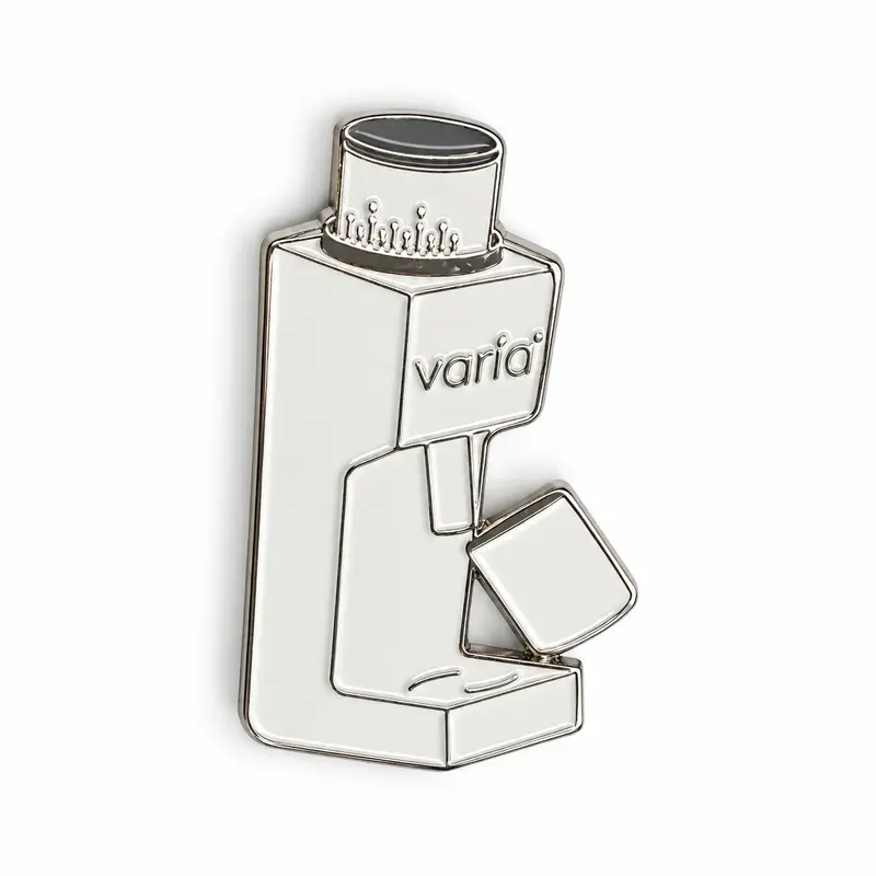 Varia Pin VS3 – Anstecker mit Kaffeemühlen-Motiv in Weiss oder Schwarz