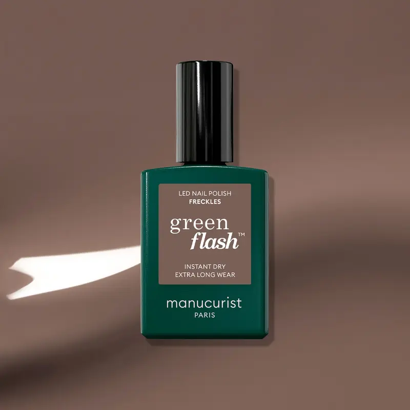 Vernis à ongles semi-permanent marron aux sous-tons froids (Freckels)