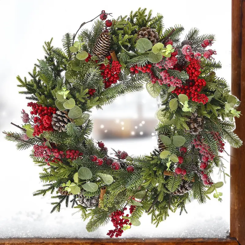 Weihnachtskranz mit Pinienzäpfen, roten Beeren und Zimtstangen